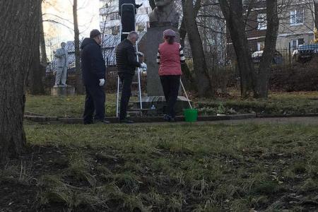 Ленинградская область. Коммунисты Выборга привели в порядок памятник Ленину
