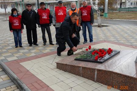 В День Великого Октября во Фроловском районе Волгоградской области коммунисты открыли памятник В.И. Ленину