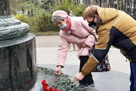 Иваново. Цветы революционеру и первому «красному» губернатору