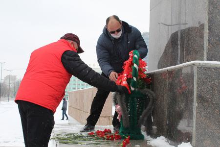 В Амурской области коммунисты возложили цветы к памятнику Ленина в день годовщины Великого Октября