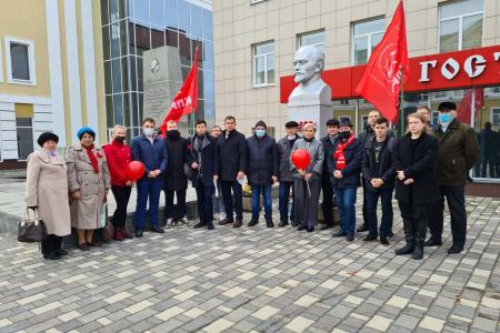Цветы к Ленину и вручение партбилетов – белгородские коммунисты отметили годовщину Великой Октябрьской социалистической революции
