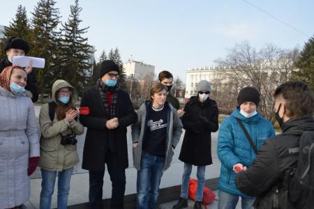 Барнаульские коммунисты организовали торжественное возложение цветов к памятнику В.И. Ленину на площади Советов