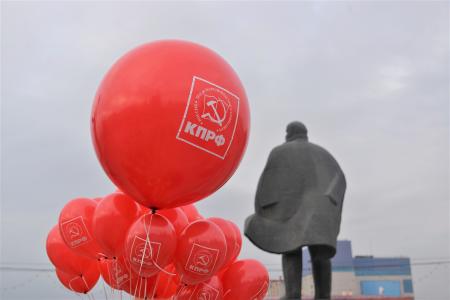 Новосибирские коммунисты празднуют годовщину Великого Октября
