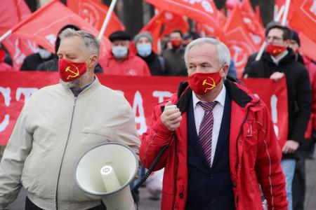 Под красными флагами КПРФ: праздничное шествие и митинг в Ярославле