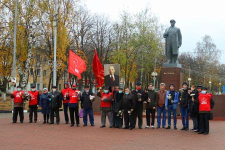Цветы к Ленину и вручение партбилетов – белгородские коммунисты отметили годовщину Великой Октябрьской социалистической революции