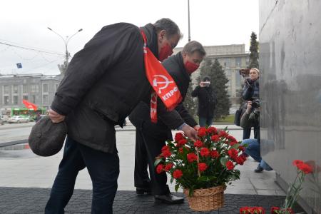 Новосибирские коммунисты празднуют годовщину Великого Октября