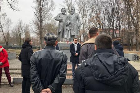 Коммунисты и комсомольцы Белгорода возложили цветы к памятнику К.Маркса и Ф.Энгельса