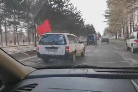 Хабаровский край. В Комсомольске-на-Амуре на 7 ноября коммунисты провели автопробег с красными знаменами и революционными песнями