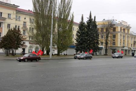 В Чувашии в честь 103-й годовщины Великого Октября возлагали цветы, проводили автопробеги и одиночные пикеты