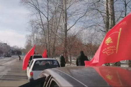 Хабаровский край. В Комсомольске-на-Амуре на 7 ноября коммунисты провели автопробег с красными знаменами и революционными песнями