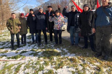 Хабаровский край. В Комсомольске-на-Амуре на 7 ноября коммунисты провели автопробег с красными знаменами и революционными песнями