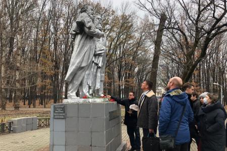 Коммунисты и комсомольцы Белгорода возложили цветы к памятнику К.Маркса и Ф.Энгельса