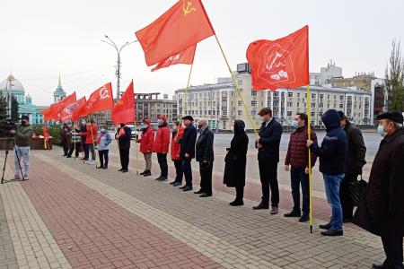 Курск. Н.Н. Иванов провел митинг и церемонию возложения цветов к памятнику В.И. Ленину в честь 103-й годовщины Великого Октября