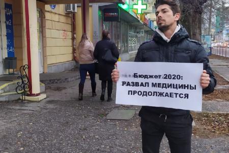 Сталинградские комсомольцы провели пикеты в поддержку медицинских работников