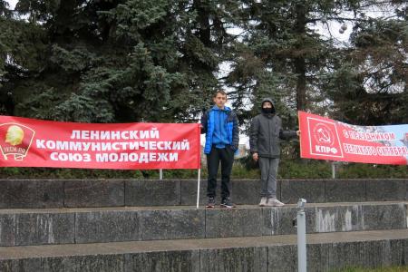 В Чувашии в честь 103-й годовщины Великого Октября возлагали цветы, проводили автопробеги и одиночные пикеты