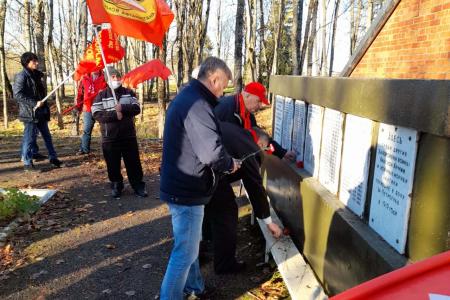 Ленинградская область. Состоялся автопробег, посвященный 103-й годовщине Великого Октября