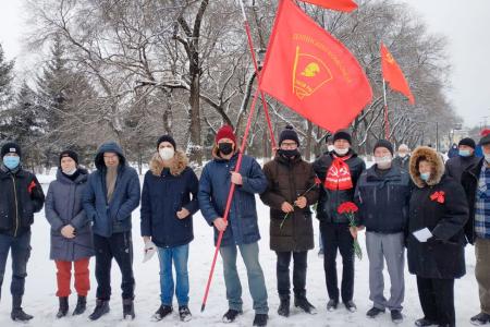 В Амурской области коммунисты возложили цветы к памятнику Ленина в день годовщины Великого Октября