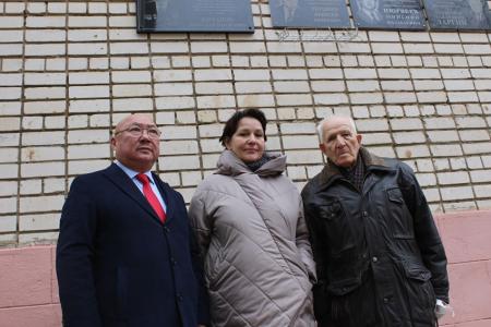 Первый секретарь Калмыцкого рескома партии принял участие в торжественном открытии Доски памяти Николая Кичапова