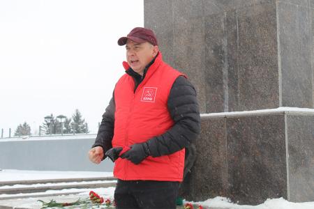 В Амурской области коммунисты возложили цветы к памятнику Ленина в день годовщины Великого Октября