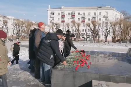 Хабаровский край. В Комсомольске-на-Амуре на 7 ноября коммунисты провели автопробег с красными знаменами и революционными песнями