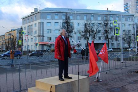 Под красными флагами КПРФ: праздничное шествие и митинг в Ярославле