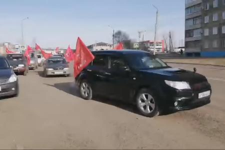 Хабаровский край. В Комсомольске-на-Амуре на 7 ноября коммунисты провели автопробег с красными знаменами и революционными песнями