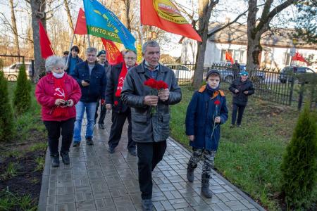 Ленинградская область. Состоялся автопробег, посвященный 103-й годовщине Великого Октября