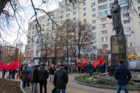 Цветы к Ленину и вручение партбилетов – белгородские коммунисты отметили годовщину Великой Октябрьской социалистической революции