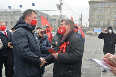 Новосибирские коммунисты празднуют годовщину Великого Октября