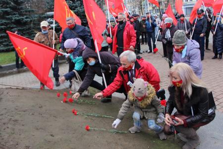 Под красными флагами КПРФ: праздничное шествие и митинг в Ярославле