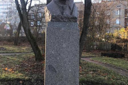 Ленинградская область. Коммунисты Выборга привели в порядок памятник Ленину