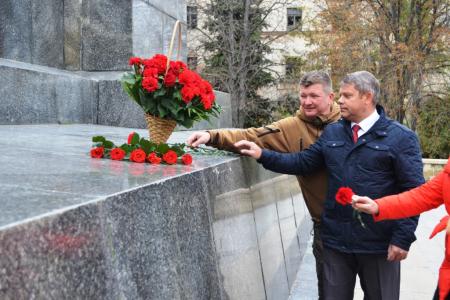 Севастопольцы отмечают 103-ю годовщину Великой Октябрьской социалистической революции
