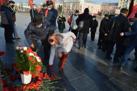 Барнаульские коммунисты организовали торжественное возложение цветов к памятнику В.И. Ленину на площади Советов