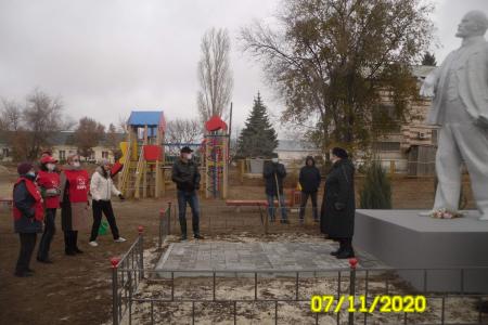В День Великого Октября во Фроловском районе Волгоградской области коммунисты открыли памятник В.И. Ленину