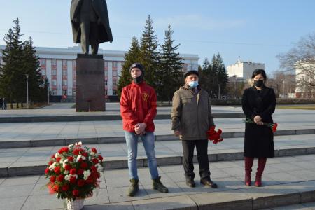 Барнаульские коммунисты организовали торжественное возложение цветов к памятнику В.И. Ленину на площади Советов