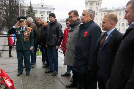 В Чувашии в честь 103-й годовщины Великого Октября возлагали цветы, проводили автопробеги и одиночные пикеты