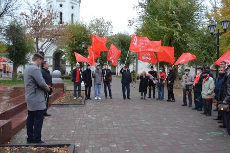 Астраханские коммунисты торжественно отметили 103-ю годовщину Великого Октября