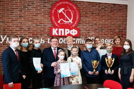 Курская область. Н.Н. Иванов провел церемонию награждения лауреатов VII  Всероссийского фестиваля-конкурса детского и юношеского творчества «Земля талантов»