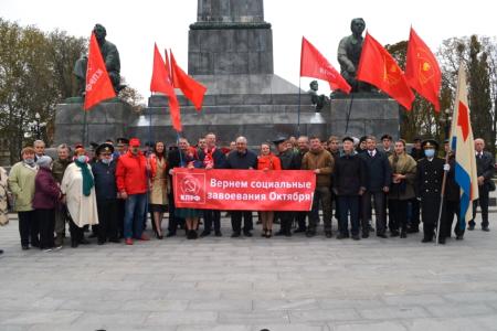 Севастопольцы отмечают 103-ю годовщину Великой Октябрьской социалистической революции