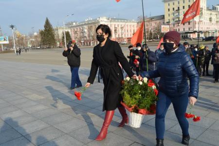Барнаульские коммунисты организовали торжественное возложение цветов к памятнику В.И. Ленину на площади Советов