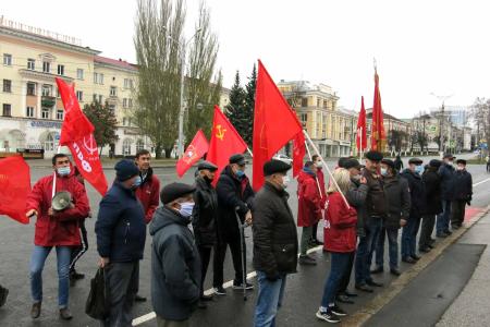 В Чувашии в честь 103-й годовщины Великого Октября возлагали цветы, проводили автопробеги и одиночные пикеты