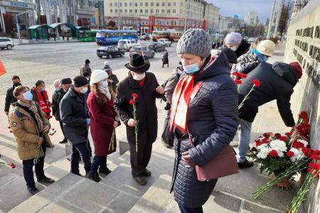 Свердловские коммунисты отметили 103 годовщину Великой Октябрьской социалистической революции