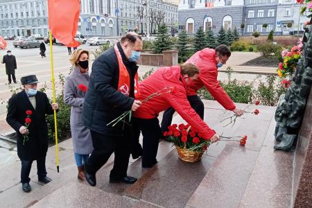 Курск. Н.Н. Иванов провел митинг и церемонию возложения цветов к памятнику В.И. Ленину в честь 103-й годовщины Великого Октября