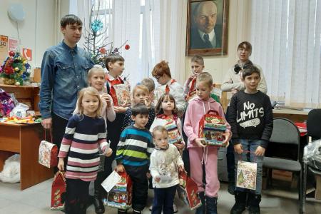 Московская область. Подмосковные коммунисты дарят радость детям в канун Нового года