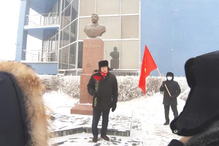 Коммунисты Якутии возложили цветы к памятникам И.В. Сталина