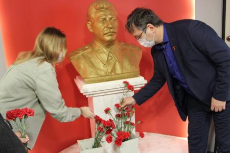 Ярославская область. Красные гвоздики товарищу Сталину