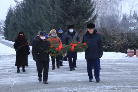 В Омске в Старом Кировске прошло традиционное возложение венков и цветов к памятнику павшим участникам Куломзинского восстания