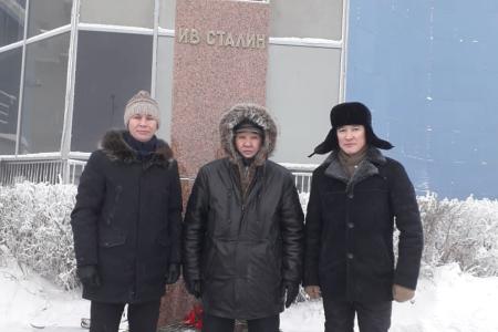 Коммунисты Якутии возложили цветы к памятникам И.В. Сталина