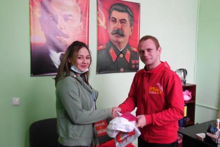 Саратовские коммунисты и комсомольцы поздравили горожан с наступающими новогодними праздниками