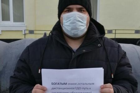 На  Валдае и в Сольцах Новгородской области прошли одиночные пикеты под лозунгами "Дети должны учиться в школе, а не на кухне"